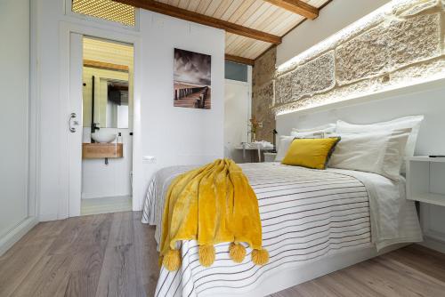 马林Apartamento Almuiña的一间卧室配有一张黄色毯子床