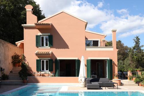 康托卡利Casa T with amazing views in Corfu的一座房子前面设有游泳池