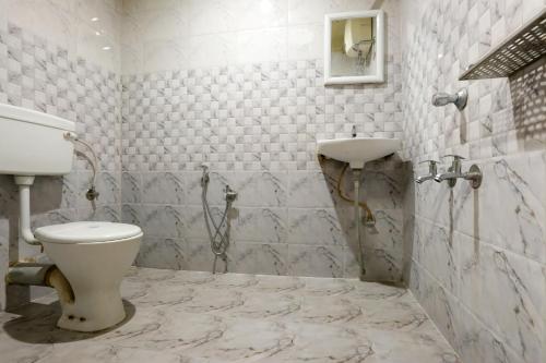 古瓦哈提Hotel Dream City的一间带卫生间和水槽的浴室
