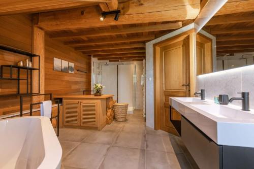 ZottegemBeautiful log home with stunning views的一间带两个水槽的大浴室和一间厨房