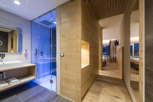 莱维科特尔梅杜拉克公园酒店的带淋浴和盥洗盆的浴室