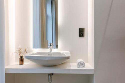 根特WAY SWEET DREAMS - Room 1的浴室设有白色水槽和镜子