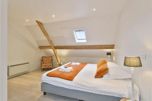 马尔德海姆Charming house in the beautiful village Donk with a terrace的一间卧室配有一张特大号床。