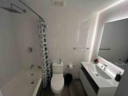危地马拉Hemen - Luxury Apartment with pool的浴室配有卫生间、浴缸和水槽。
