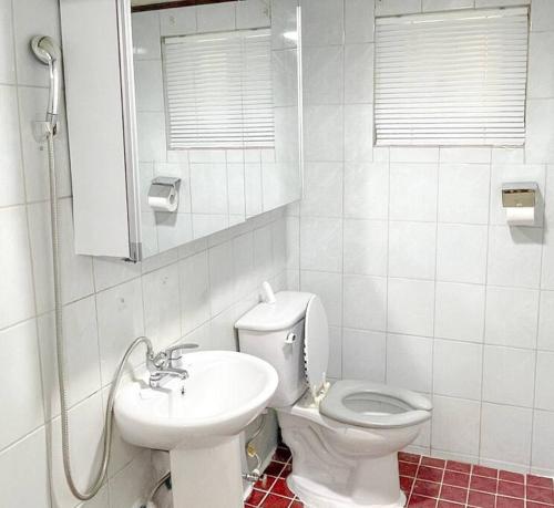 首尔#guro digital complex station 10min #clean #2rooms #netflix的白色的浴室设有卫生间和水槽。