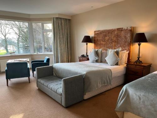 弗吉尼亚St Kyrans Guest House的配有一张床和一把椅子的酒店客房