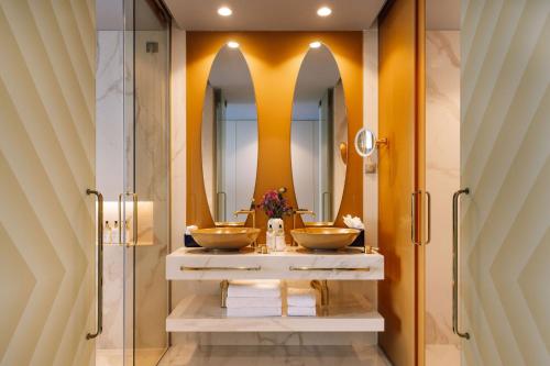 丰沙尔The Reserve - The Leading Hotels of the World - Savoy Signature的浴室设有2个水槽和2面镜子