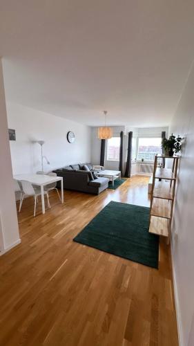 哥德堡Luxurious And Spacious Apartment的客厅配有沙发和桌子