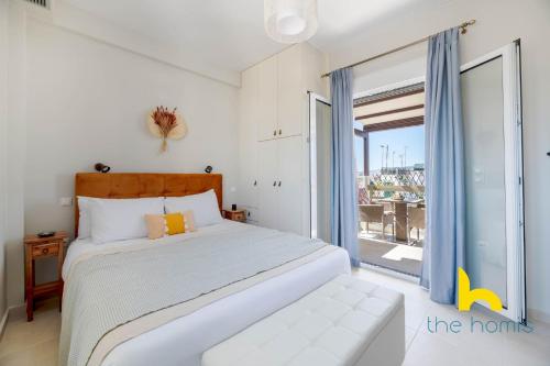 雅典Athenian Sky Retreat: Jacuzzi & Fresh Elegance!的一间卧室设有一张床和一个大窗户