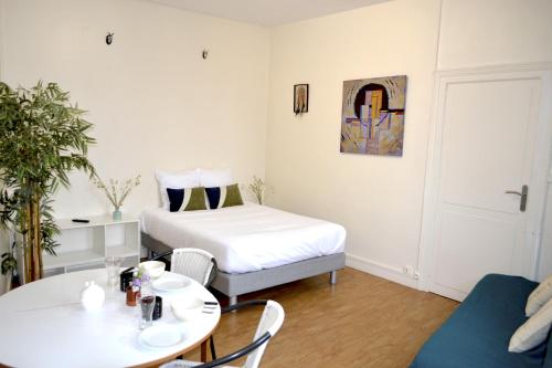 拉罗谢尔阿里泽亚酒店的客房设有两张床、一张桌子和一张桌子以及椅子。