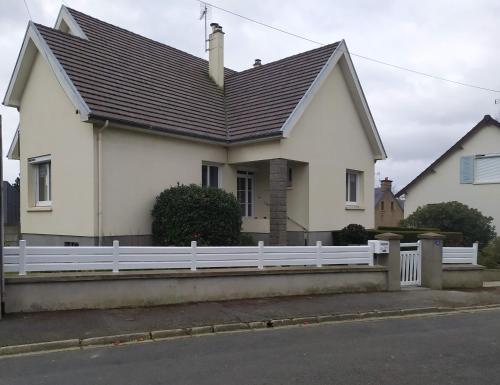 库唐斯La Cotentine的白色的房子,有白色的围栏