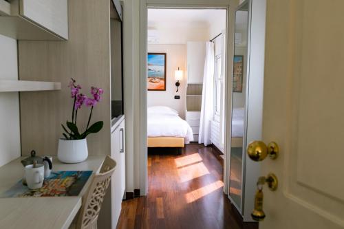 热那亚雷克斯公寓酒店的客房设有带一张床和镜子的卧室