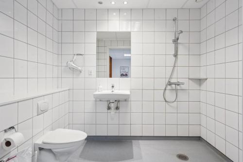 瓦埃勒瓦埃勒公园BB酒店的浴室配有卫生间、淋浴和盥洗盆。