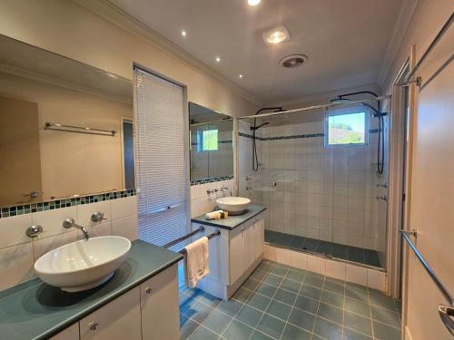 BroadwaterBussell Hideaway Haven的一间带两个盥洗盆和淋浴的浴室