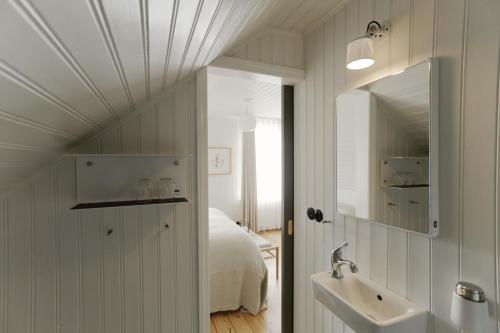 斯蒂克松鲁姆Hótel Karólína的一间卧室配有床、水槽和镜子