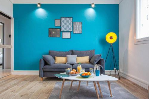 尼姆Atlas - Ovalia的蓝色的客厅配有沙发和桌子