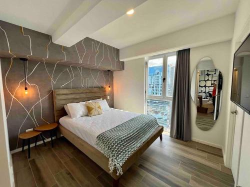 危地马拉Ua ua - Comfortable apartment的一间卧室设有一张床和一个大窗户