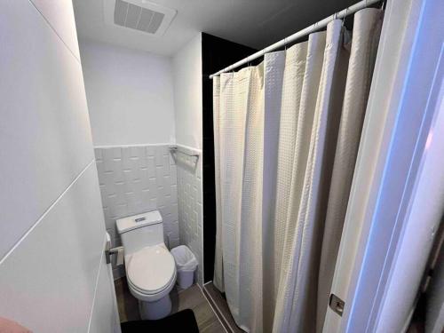 危地马拉Ua ua - Comfortable apartment的一间带卫生间和淋浴的小浴室