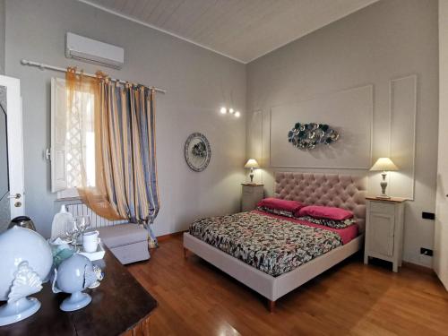 莫诺波利Palazzo Venezia - Luxury holiday rooms的一间卧室配有一张带红色枕头的床