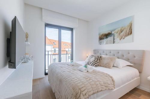 克诺克－海斯特Exquisite apartment on a great location in Knokke的一间卧室,配有一张带两个泰迪熊的床
