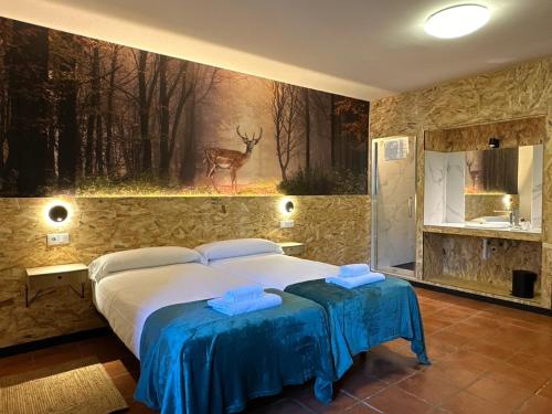 仕格莱Albergue Real Fabrica de Ezcaray的卧室配有一张床和一幅鹿画