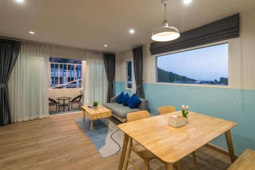 奥南海滩Otter House Aonang Soi 13的客厅配有沙发和桌子