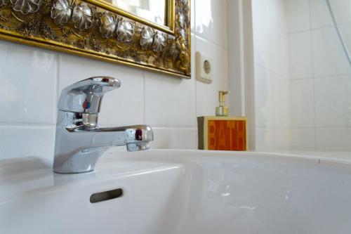 杰斯帝堡耶格尔酒店的一间带水槽和水龙头的浴室