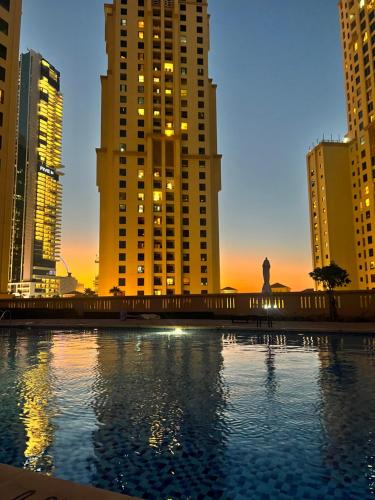 迪拜Hostel Resort VIP的一大片水体,有高大的建筑