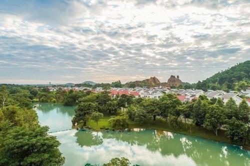 Nam GiaoResort Xanh Villa 5 Stars的享有河流的树木和建筑的空中景致
