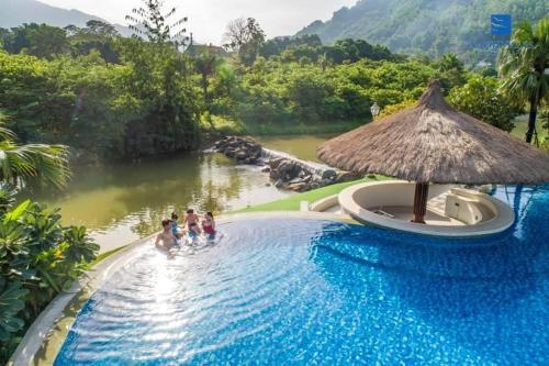 Nam GiaoResort Xanh Villa 5 Stars的一群人在度假村的游泳池里