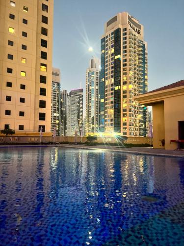 迪拜Hostel Resort VIP的享有城市天际线和高楼的景色