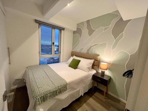 危地马拉UaJemet - Modern 3 Bedroom apartment的卧室配有一张壁画床
