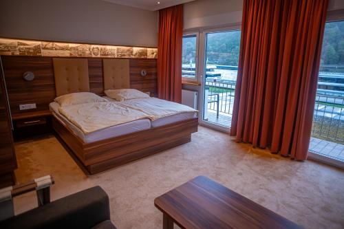 吕德斯海姆菩提树酒店的一间卧室设有一张床和一个大窗户