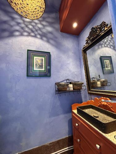 图尔昆Maison Georges的蓝色的浴室设有镜子和水槽