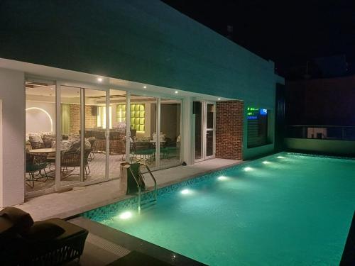 阿姆利则Regenta Place Amritsar by Royal Orchid Hotels Limited的一座带灯光的大型游泳池