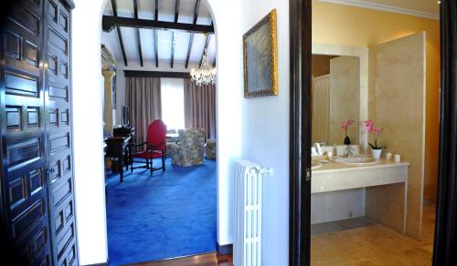 埃斯卡兰特San Román de Escalante的走廊上设有带水槽和镜子的浴室