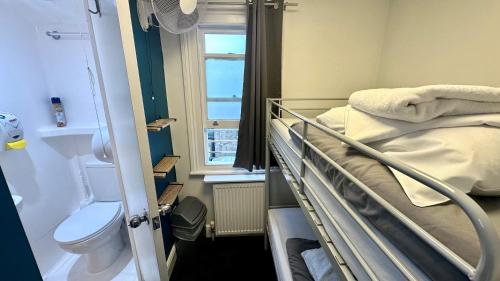 伦敦斯马特罗素广场旅舍的一间医院间,配有床和卫生间