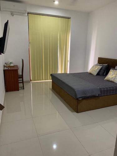 拉维尼亚山R&R residencies的一间卧室设有一张床和一个滑动玻璃门