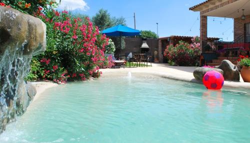托莱多Casa Rural Dani Escalona的喷泉中带足球的游泳池