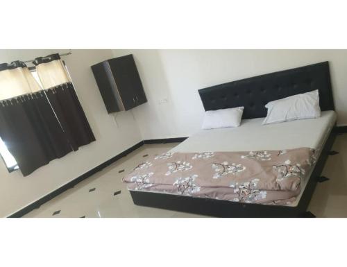 ChāndawāriDatar Farms, Jalandar的一间卧室配有一张大床和棕色床罩