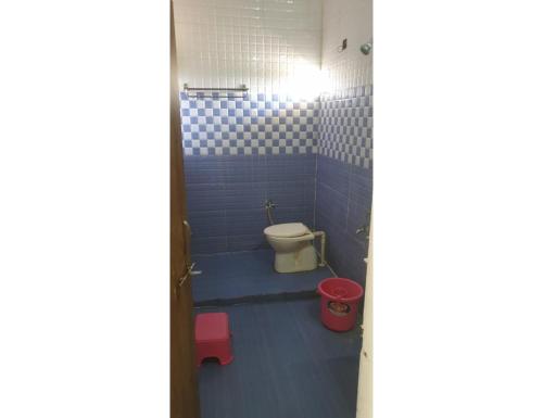ChāndawāriDatar Farms, Jalandar的蓝色瓷砖客房的浴室设有卫生间