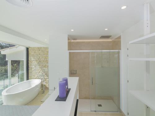 卡隆赫VILLA LA DOLÇA CALONGE的浴室配有白色浴缸和淋浴。