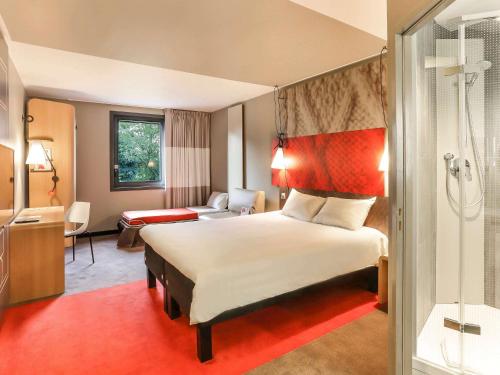 勒芒宜必思乐梦呓彭琉的酒店客房配有一张床和淋浴
