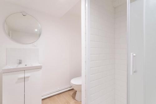 里尔Lille Bel appartement Cosy avec Mezzanine的白色的浴室设有卫生间和镜子