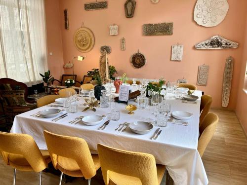 图尔昆Maison Georges的一间配备有白色桌椅的用餐室