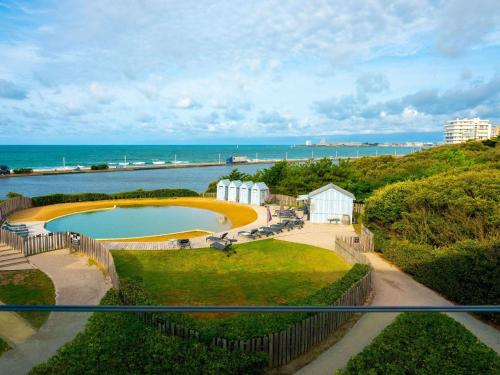 莱萨布勒-多洛讷Côte Ouest Hôtel Thalasso & Spa Les Sables d'Olonne - MGallery的阳台享有泳池美景。