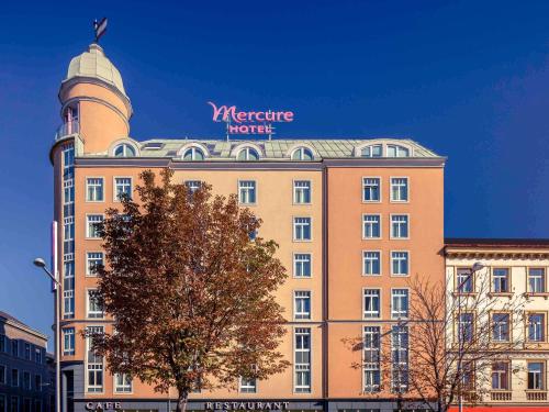 维也纳美居维也纳威斯特班霍夫酒店的一座大型建筑,上面有一座塔