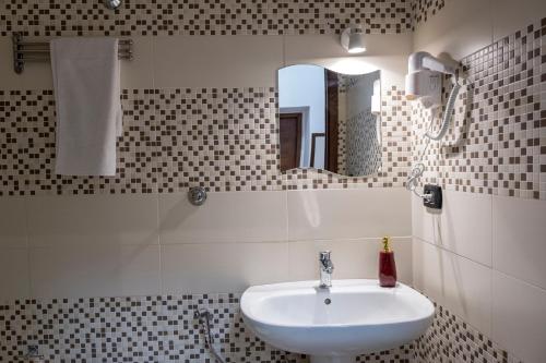 罗马STELLA GUEST HOUSE O AFFITTACAMERE的一间带水槽和镜子的浴室