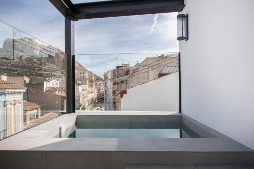 阿利坎特RS Boutique Apartments的从带游泳池的房屋阳台欣赏风景