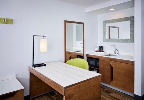 温莎汉普顿酒店及套房温莎酒店的一间带水槽的浴室和一张带镜子的书桌